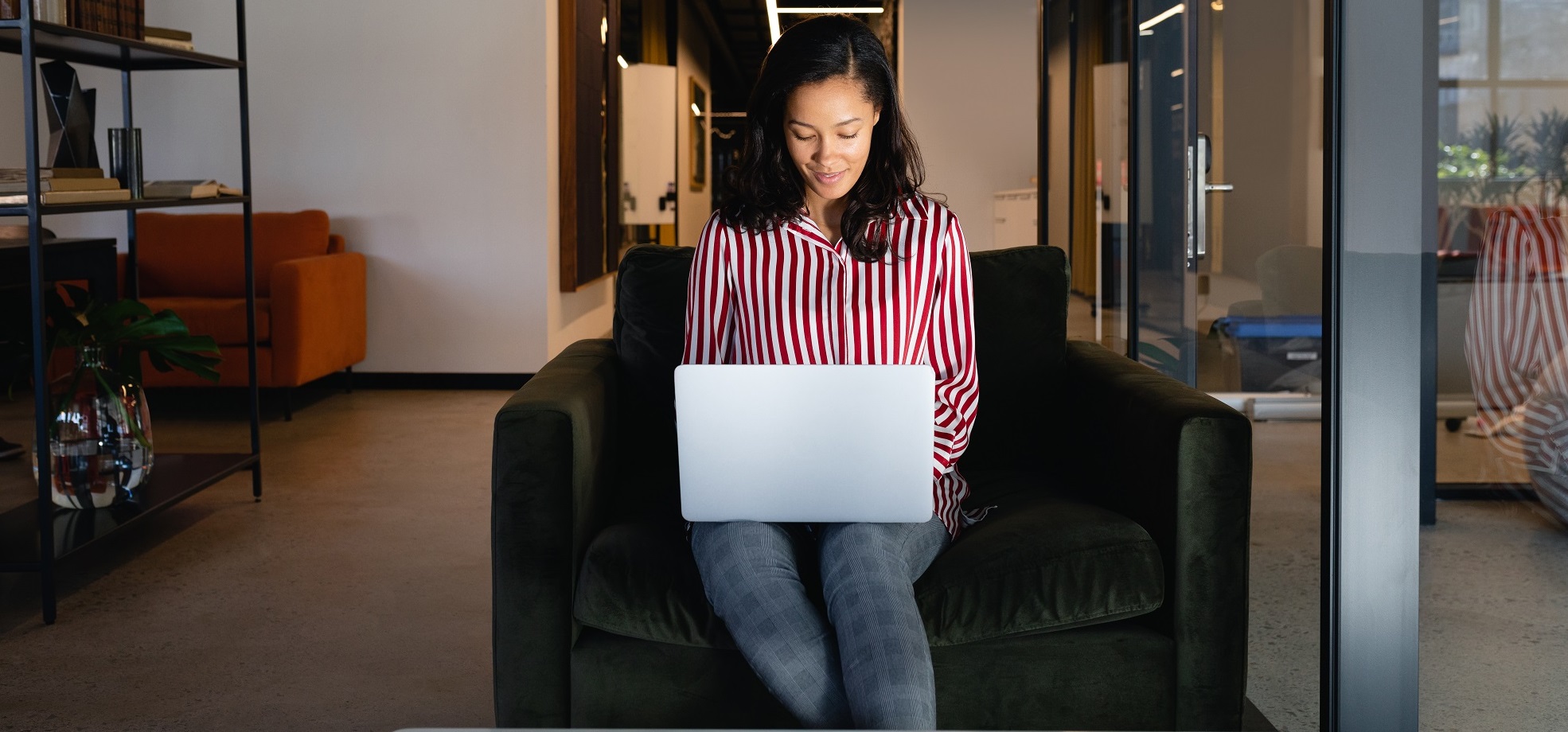 1african-american-woman-using-her-laptop-4Y2VTY4